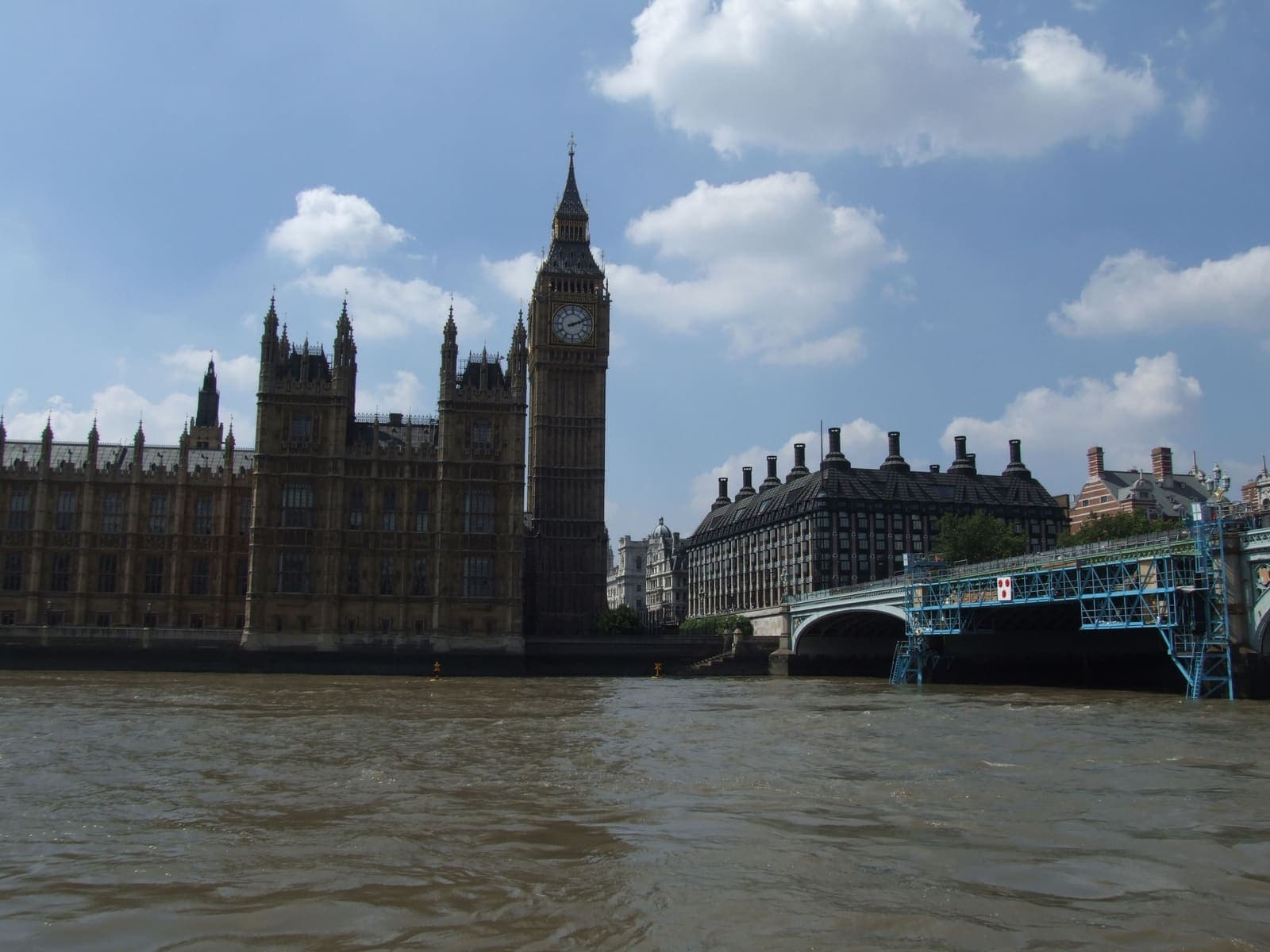 Londra'da Ev Satın Alma Süreci: Yabancı Yatırımcılar İçin Rehber